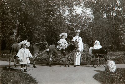 Granduchesse Olga, Tatiana e Maria di Russia, Tsarskoye Selo, Russia da K. von Hahn
