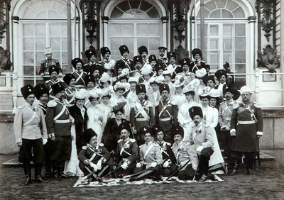 Famiglia imperiale russa fuori dal Palazzo di Caterina, Tsarskoye Selo, Russia, inizio XX secolo da K. von Hahn
