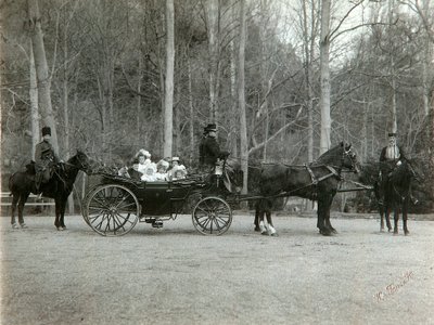 Lo Zar Nicola II di Russia con la sua famiglia nel parco di Tsarskoye Selo, Russia, anni 1900 da K. von Hahn