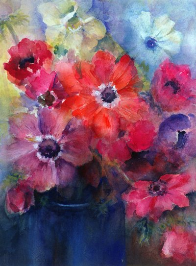 Anemoni di Caen in una brocca blu da Karen Armitage