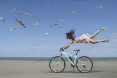 Bicicletta da spiaggia "Flying Woman" da Karim Aboukelela