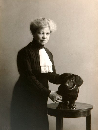 Alexandra Beketova-Blok, autrice e traduttrice russa, con il suo cane, inizio XIX secolo da Karl August Fischer