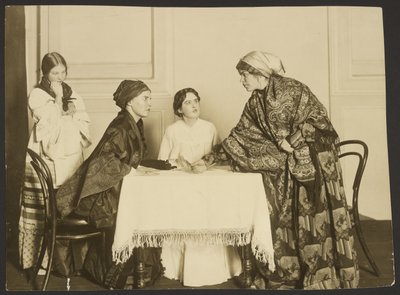 Scuola secondaria femminile di San Pietroburgo, opera di Gogol "Il matrimonio". da Karl Karlovitz Bulla