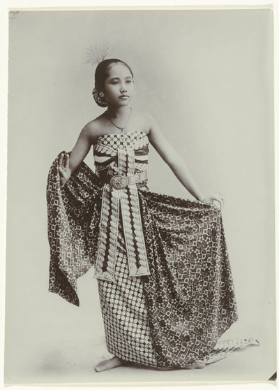 Ritratto in studio di una giovane donna giavanese in sarong da Kassian Cephas