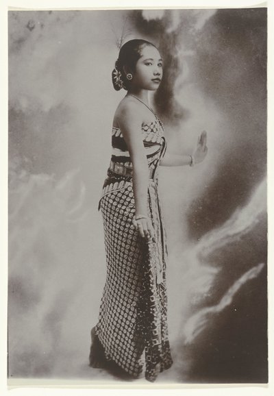 Ritratto in studio di una giovane donna giavanese in posa di danza da Kassian Cephas