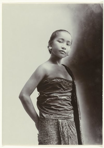 Ritratto in studio di una giovane donna giavanese in sarong con motivo batik da Kassian Cephas