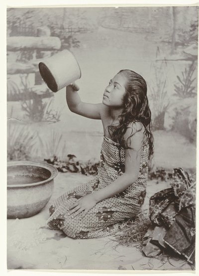 Ritratto in studio di una giovane donna giavanese che si lava da Kassian Cephas