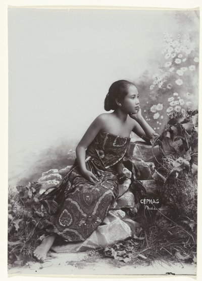 Ritratto in studio di una giovane donna giavanese seduta da Kassian Cephas