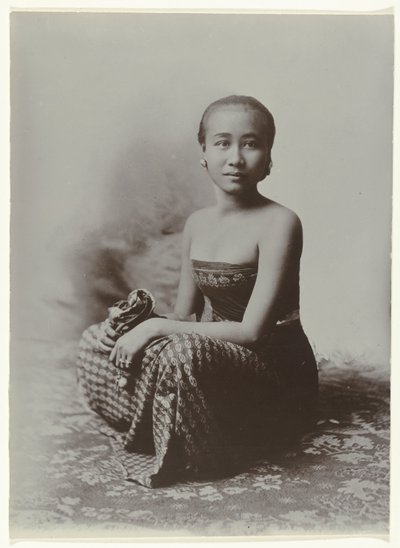Ritratto in studio di una giovane donna giavanese seduta in un sarong con motivo batik da Kassian Cephas