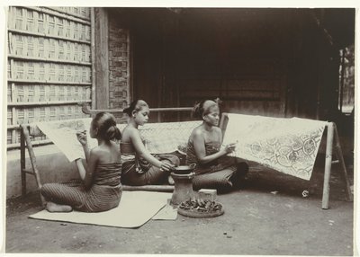 Tre donne giavanesi che disegnano motivi batik su stoffa da Kassian Cephas
