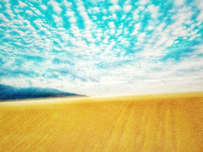 Spiaggia surreale nel deserto tra le montagne da Katha Wood