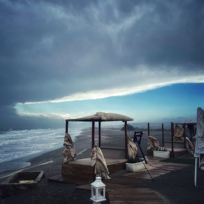 Surreale cielo tempestoso spiaggia invernale da Katha Wood