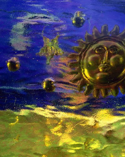 Sole blu e oro da Katherine Fawssett