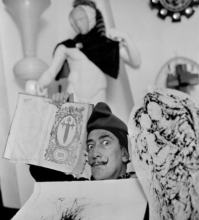 Salvador Dalí nella sua casa a Port Lligat, novembre 1957 da Alec Hunter