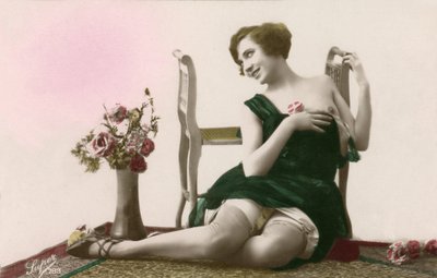 Donna in abito verde, c. primi 1900 (cartolina) da Alec Hunter