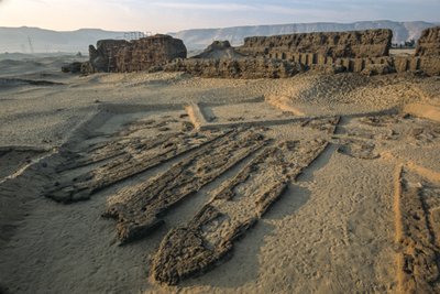 Abido, barche di legno di 5.000 anni in tombe di mattoni di fango, periodo dinastico iniziale, 2005 da Kenneth Garrett