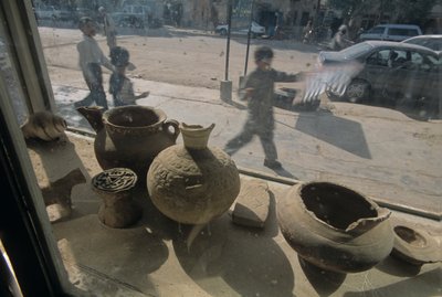 Afghanistan; Herat; antichità in vendita; vetrina; scena di strada, mm7167, 2004 da Kenneth Garrett