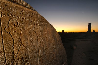 Stand della barca, monumento in granito grigio nella colonnata centrale del Tempio di Amon di Taharka, 2007 (foto) da Kenneth Garrett