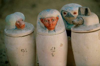 Vasi canopi di Pakerdemamon con tappi dei quattro figli di Horus, Hapy, Duamutef, 2002 (foto) da Kenneth Garrett