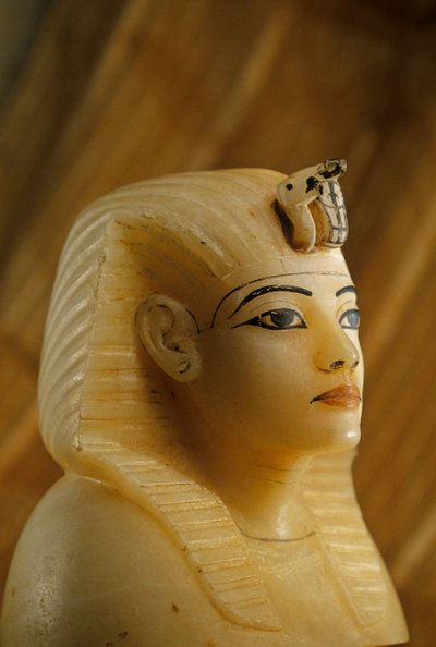 Tappo canopico di alabastro dalla tomba di Tutankhamon in forma di ritratto di donna, 2009 da Kenneth Garrett