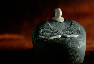 Figurina umana composita di steatite e pietra bianca; Civiltà dell