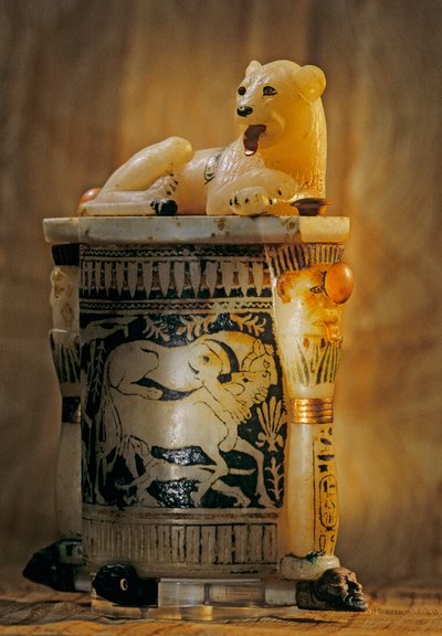 Vaso cosmetico con leone sul coperchio, 2009 (foto) da Kenneth Garrett