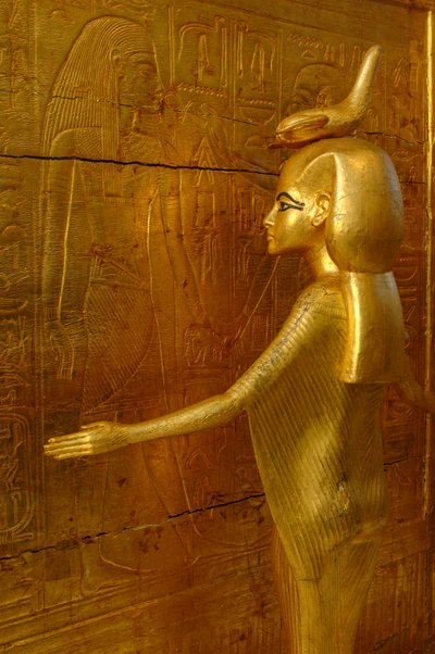 Dettaglio della dea Selket che circonda il santuario per vasi canopi, legno con stucco, dorato, 2009 (foto) da Kenneth Garrett