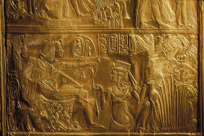 Dettaglio di caccia agli uccelli con arco e frecce sul Santuario Canopico, oro, Re Tutankhamon, 2004 (foto) da Kenneth Garrett