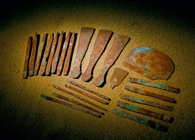 Egitto; Archeologia; Antico Regno; Saqqara, Tomba di Qar, Qar, Medico, rame, strumenti da Kenneth Garrett