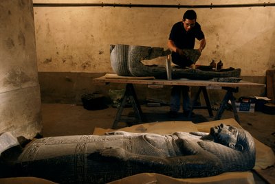 Frammenti della base del sarcofago di Senqed ricostruiti, Nuovo Regno, 2002 da Kenneth Garrett