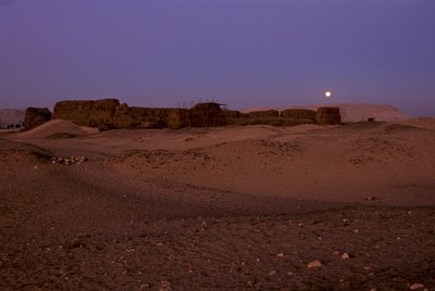 Luna piena che tramonta su Shunet di Khasekhemuy, Abydos, Egitto, 2005 da Kenneth Garrett