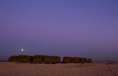 Luna piena che tramonta su Shunet di Khasekhemuy, Abydos, Egitto, 2005 da Kenneth Garrett