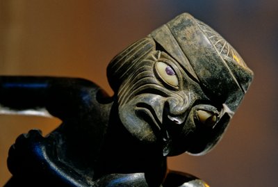 Huaca Dos Cabezas-Jecetepeque; Moche; Sepolture, Figura maschile attaccata a una bottiglia di ceramica da Kenneth Garrett