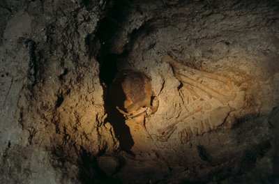 Resti umani, Centro di Homul, Holmul, Guatemala, Maya, Francisco Estradabelli, 2008 (foto) da Kenneth Garrett