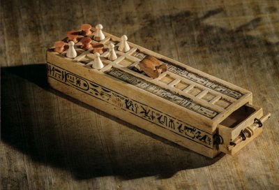 Tavola da gioco in avorio, 20 quadrati con pezzi da gioco, 2009 da Kenneth Garrett
