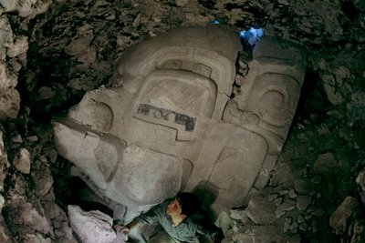 Grande maschera in stucco del primo periodo pre-classico, Cival, Holmul, Guatemala, Maya, Francisco Estradabelli, 2008 (foto) da Kenneth Garrett