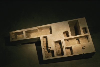 Modello di calcare di una tomba reale, Medio Regno, 2002 da Kenneth Garrett