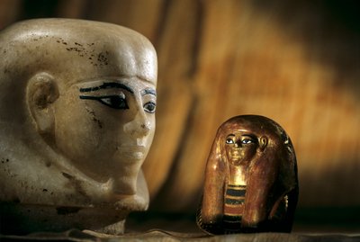 Maschera per visceri e tappo canopico per Tjuya, KV 46, Valle dei Re, regno di Amenhotep IV, 2009 da Kenneth Garrett