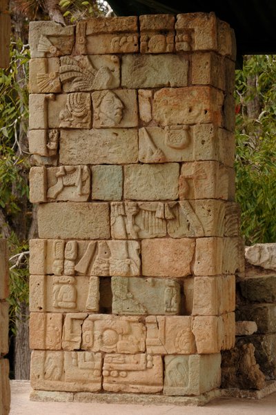 Ascesa e caduta dei Maya, Copan, Honduras, Dettagli del glifo di 18 Coniglio, Tempio 18, Maya da Kenneth Garrett