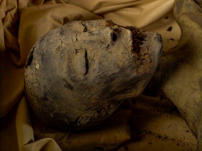 Mummia della madre del re Tut (nota come la Signora Giovane) da Kenneth Garrett