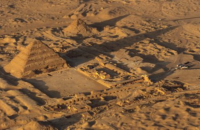 Antico Regno; La Piramide a gradoni di Djoser; Aerea; Saqqara; Egitto da Kenneth Garrett