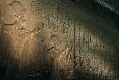 La più antica lista dei re conosciuta, tempio di Seti I ad Abido, Seti I appare dietro Ramses, 2005 da Kenneth Garrett