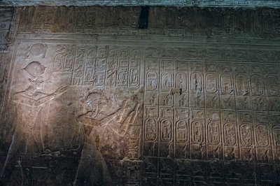 La più antica Lista dei Re conosciuta, tempio di Seti I ad Abido, Seti I appare in piedi dietro Ram da Kenneth Garrett