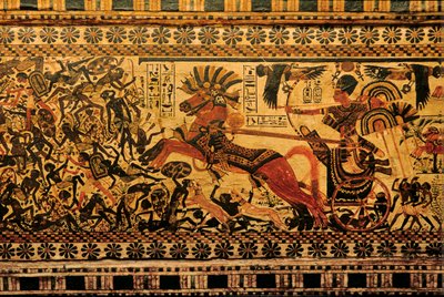 Scatola dipinta raffigura Tutankhamon come guerriero su carro che insegue Nubiani, 2007 (foto) da Kenneth Garrett