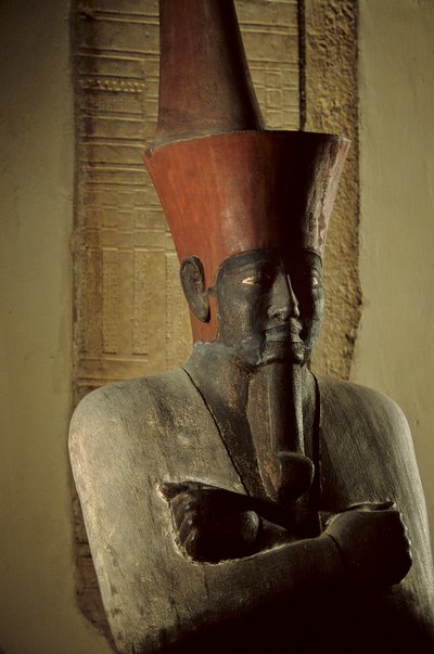 Statua in arenaria dipinta del faraone Nebhepetre Mentuhotep II con la corona rossa del Basso Egitto, 2002 (foto) da Kenneth Garrett