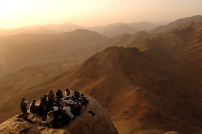 Pellegrini si radunano sul Monte Sinai dove Dio parlò a Mosè, secondo la Bibbia, Vangelo di Giuda, 2006 (foto) da Kenneth Garrett