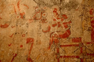 Sacerdote che incorona il re sul trono di accesso, murale del primo periodo preclassico, Maya da Kenneth Garrett