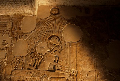 Rilievo della famiglia reale, Akhenaton, Nefertiti e figlie, tomba di Mahu, 