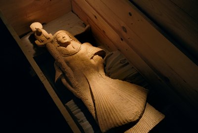 Statua di arenaria di Nebre come portabandiera della dea della guerra Sekhmet, 2002 da Kenneth Garrett