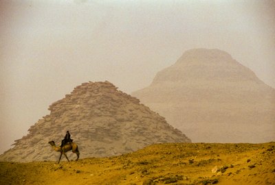 Saqqara; Piramide di Teti; VI dinastia; Piramide di Djoser (sullo sfondo); Egitto da Kenneth Garrett